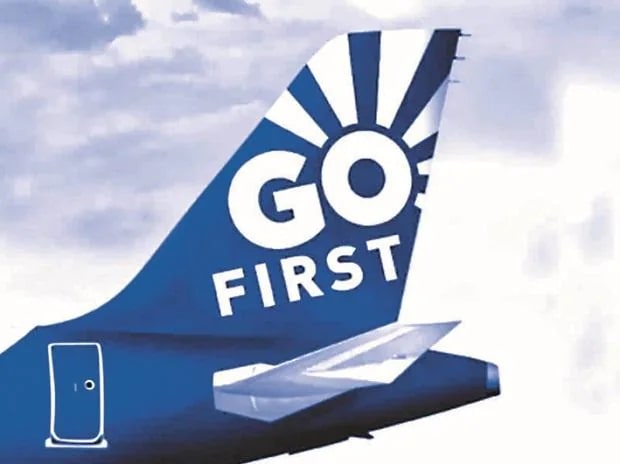 Cola de avión con logo Go First